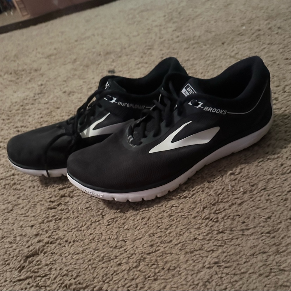 MENS BROOKS 10.5